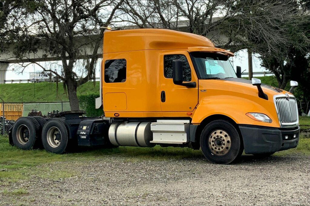 2022 CUM LT625 6×4 Sleeper
