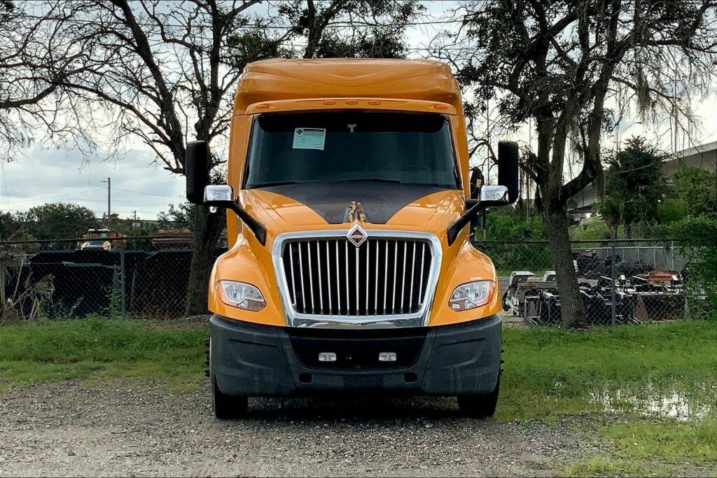 2022 CUM LT625 6×4 Sleeper