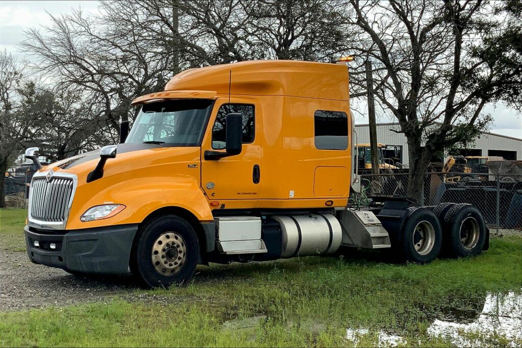 2022 CUM LT625 6×4 Sleeper