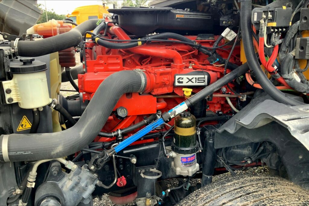 2022 CUM LT625 6×4 Sleeper