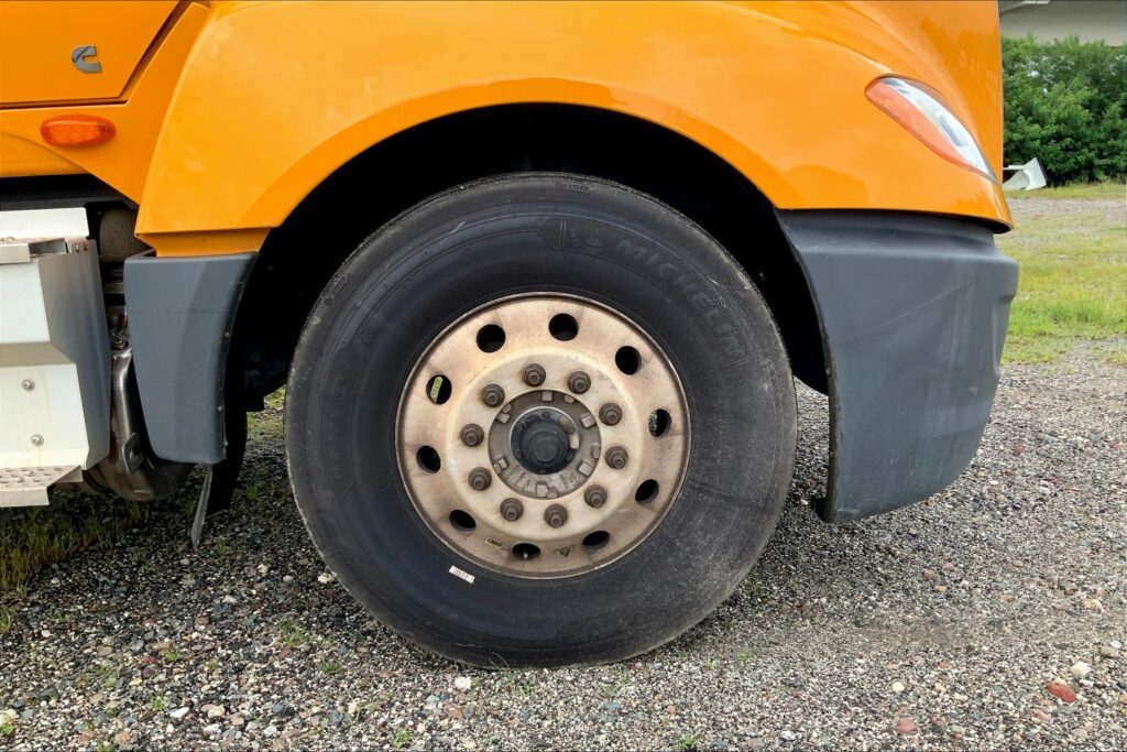 2022 CUM LT625 6×4 Sleeper