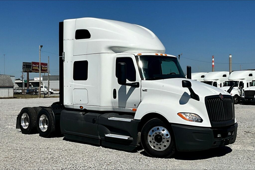 2021 CUM LT625 6×4 Sleeper