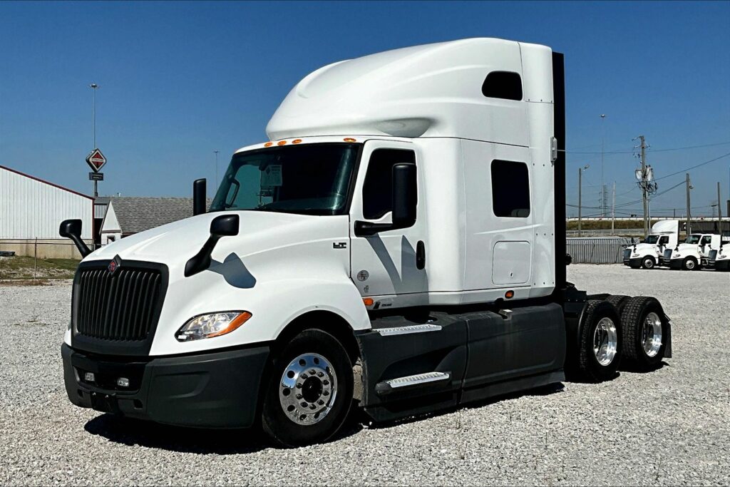 2021 CUM LT625 6×4 Sleeper