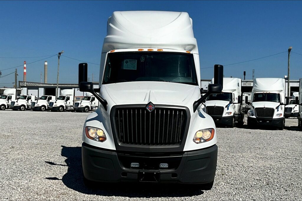 2021 CUM LT625 6×4 Sleeper