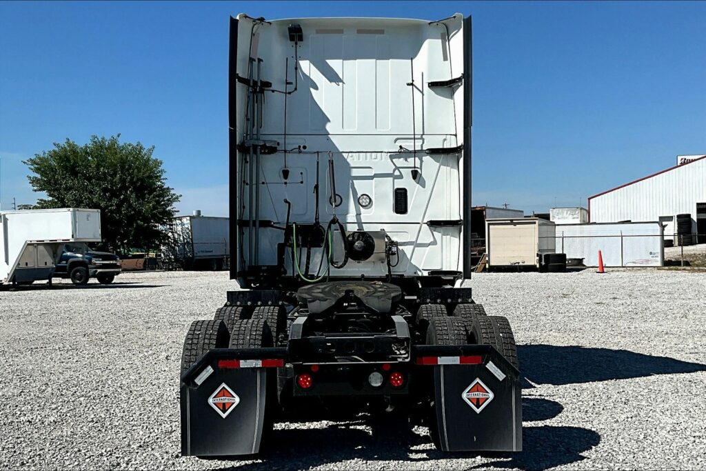 2021 CUM LT625 6×4 Sleeper