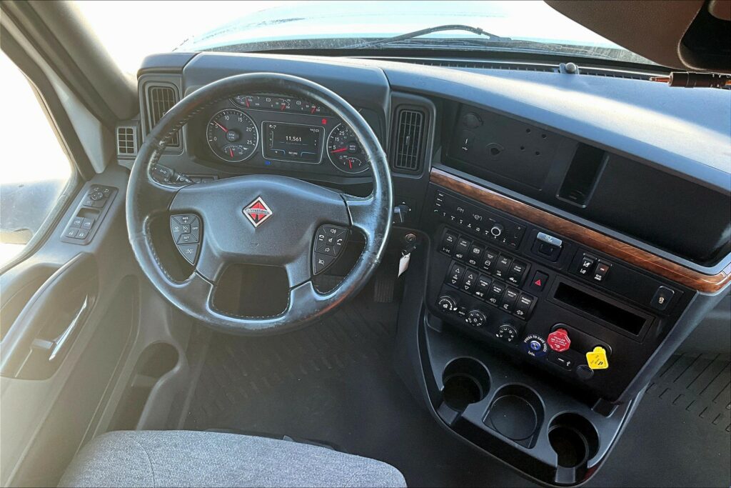 2021 CUM LT625 6×4 Sleeper