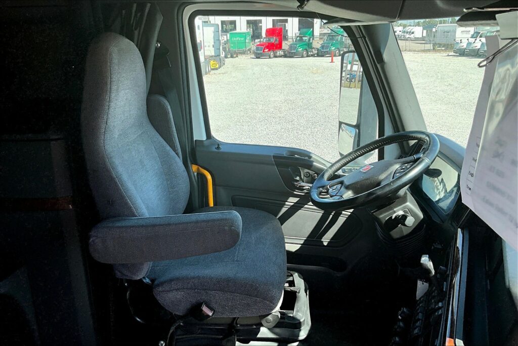 2021 CUM LT625 6×4 Sleeper