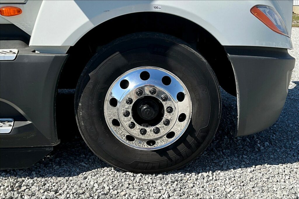 2021 CUM LT625 6×4 Sleeper