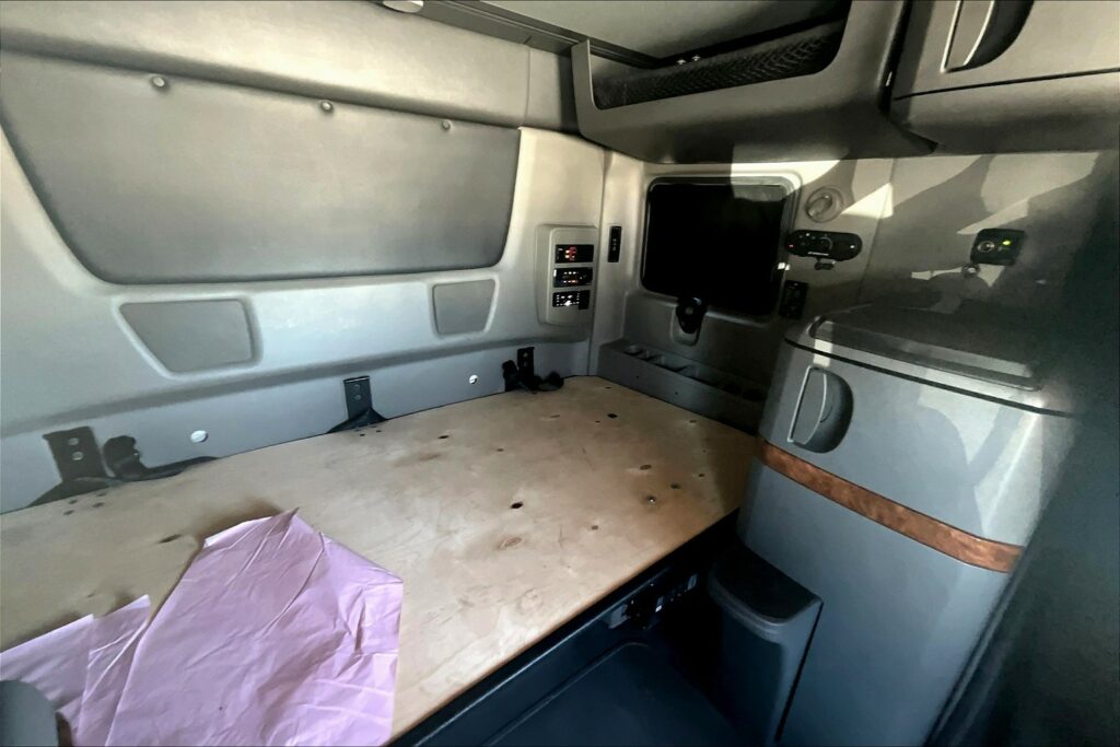 2021 CUM LT625 6×4 Sleeper