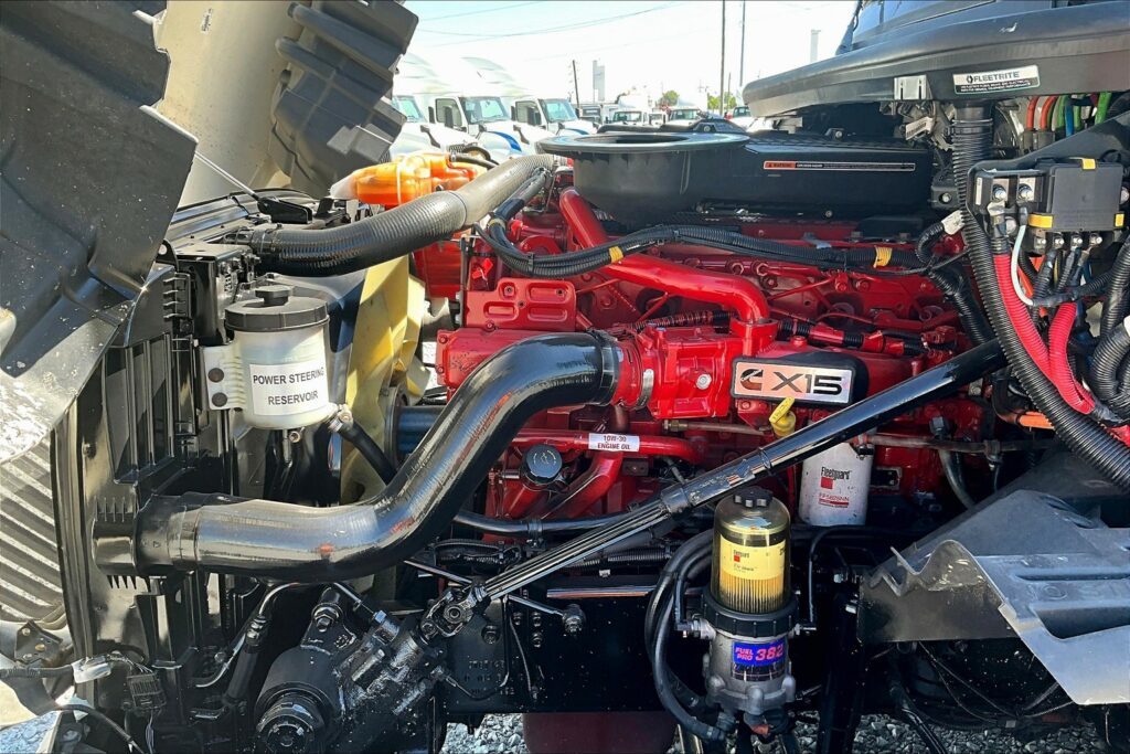 2021 CUM LT625 6×4 Sleeper