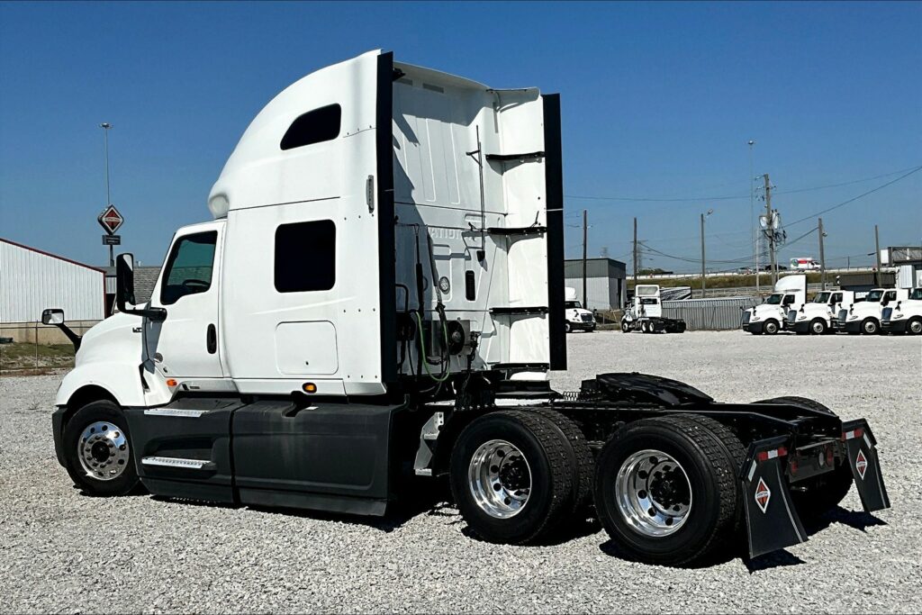 2021 CUM LT625 6×4 Sleeper