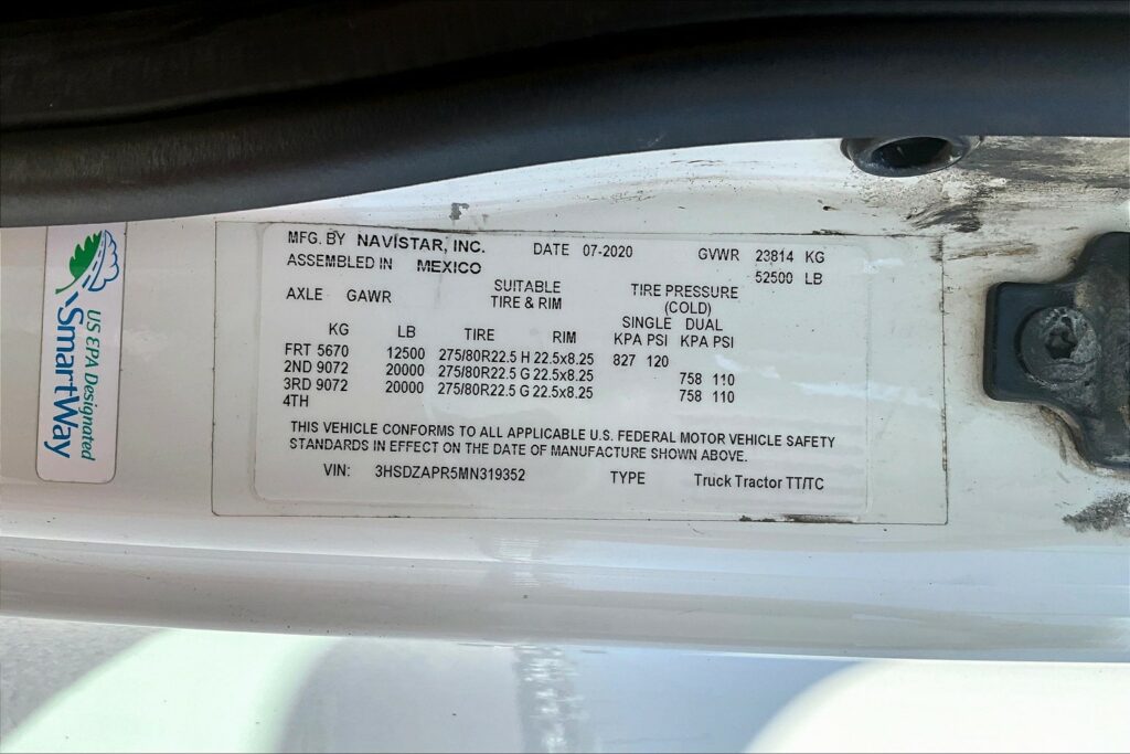 2021 CUM LT625 6×4 Sleeper