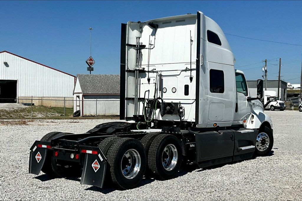 2021 CUM LT625 6×4 Sleeper
