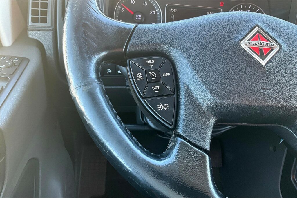 2021 CUM LT625 6×4 Sleeper