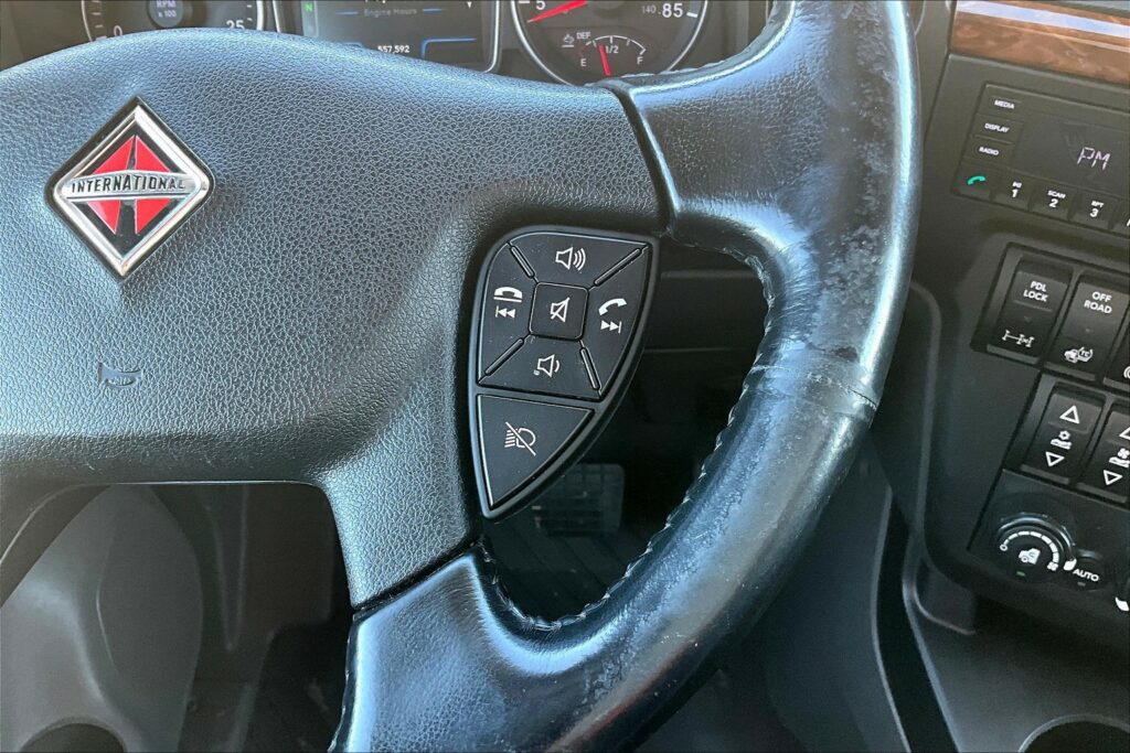 2021 CUM LT625 6×4 Sleeper