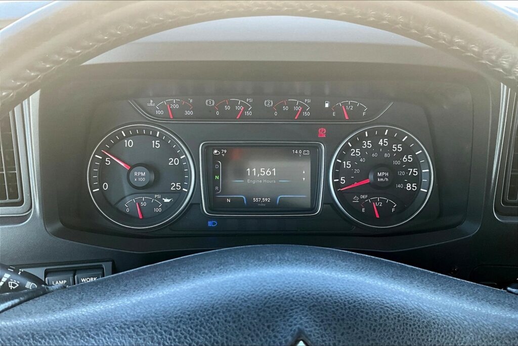 2021 CUM LT625 6×4 Sleeper