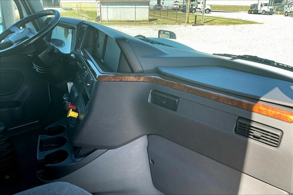 2021 CUM LT625 6×4 Sleeper