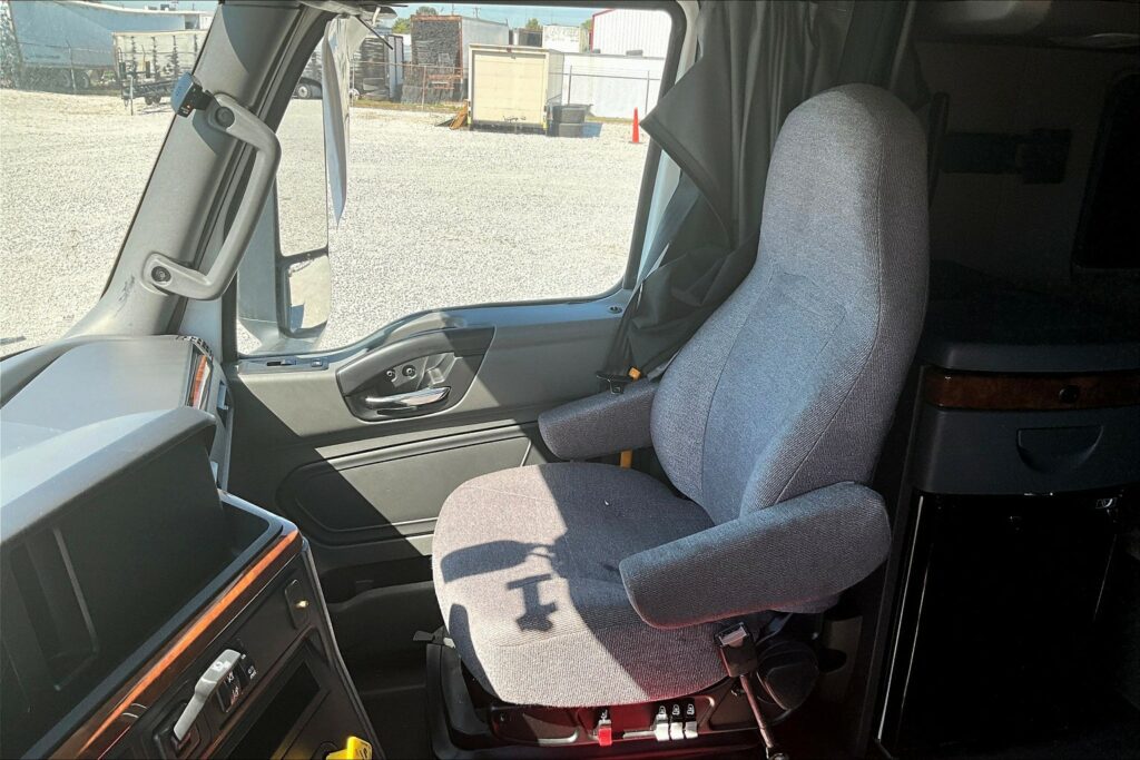 2021 CUM LT625 6×4 Sleeper