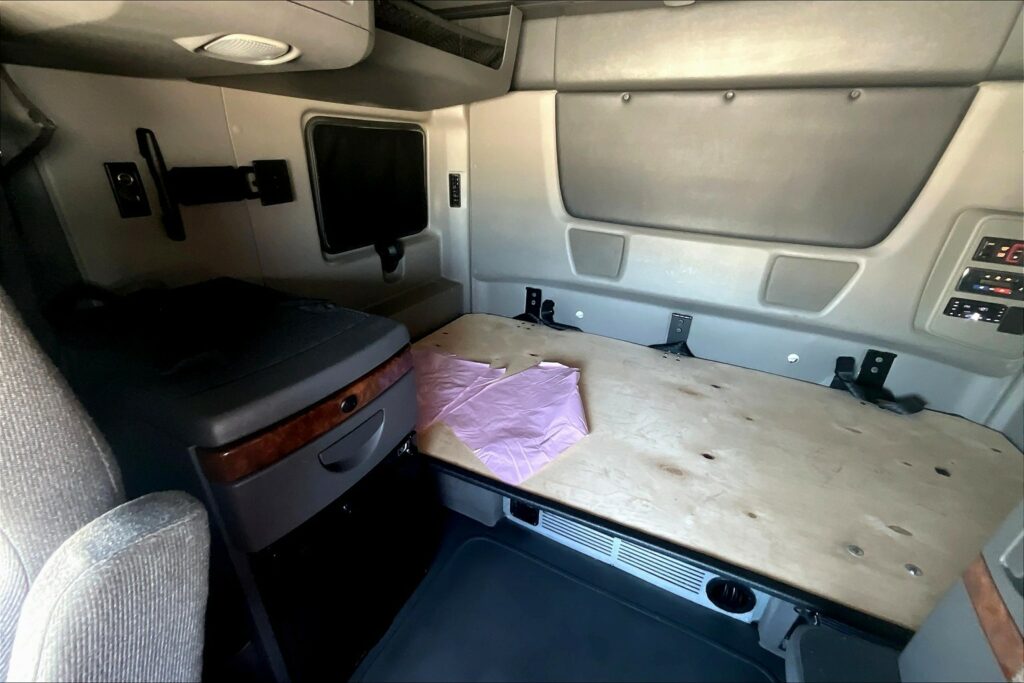 2021 CUM LT625 6×4 Sleeper