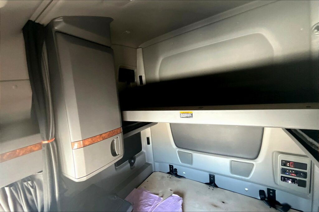 2021 CUM LT625 6×4 Sleeper