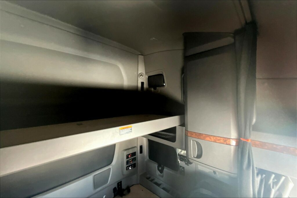 2021 CUM LT625 6×4 Sleeper