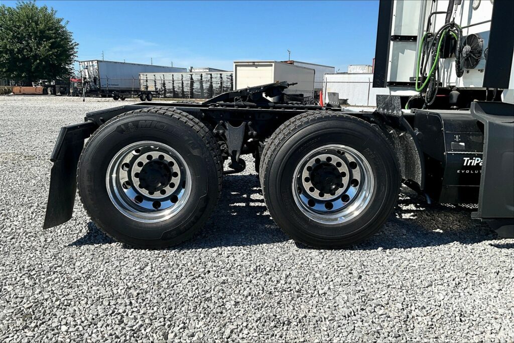 2021 CUM LT625 6×4 Sleeper