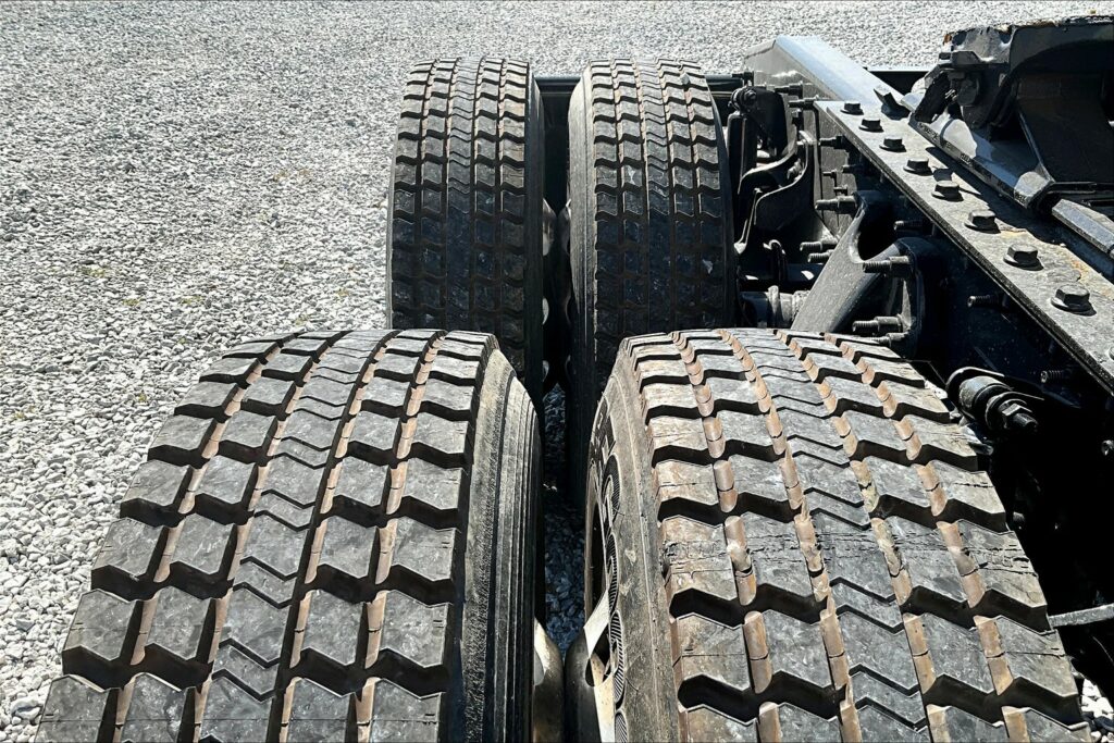 2021 CUM LT625 6×4 Sleeper