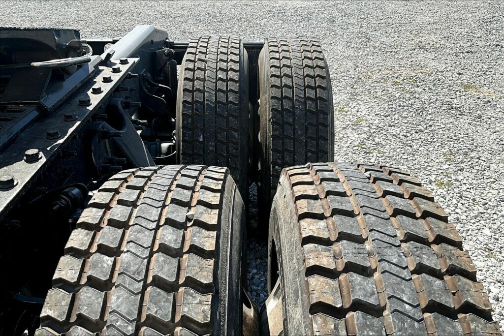 2021 CUM LT625 6×4 Sleeper