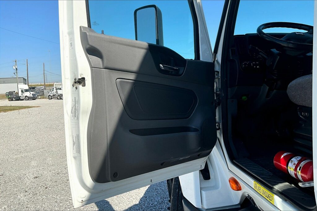 2021 CUM LT625 6×4 Sleeper