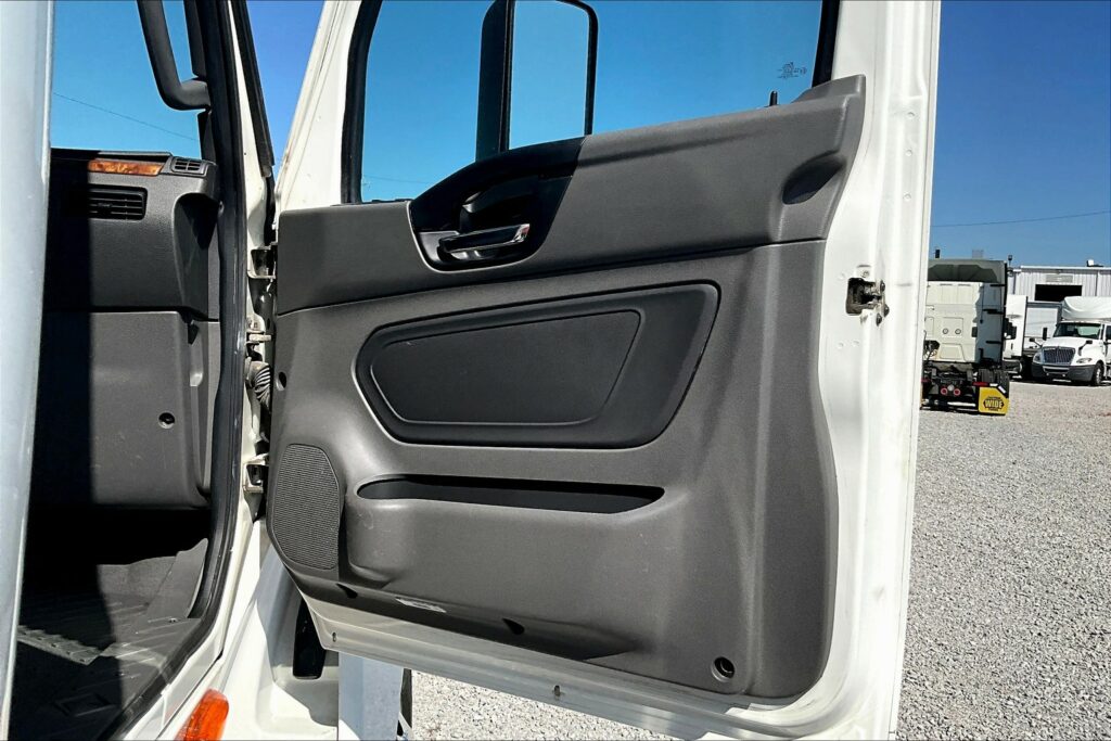 2021 CUM LT625 6×4 Sleeper