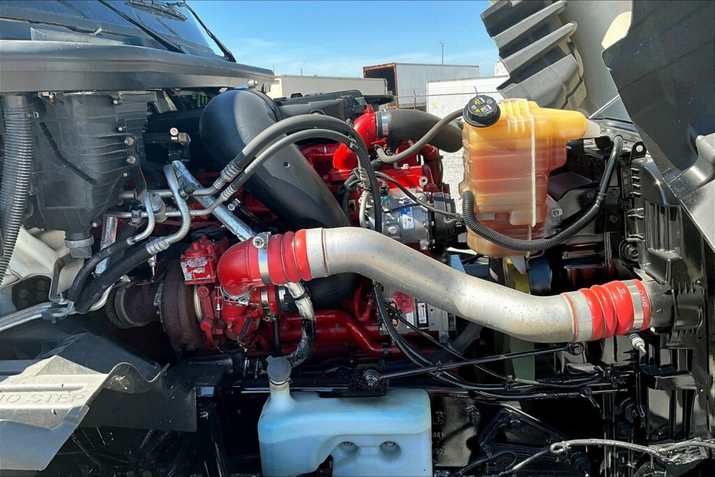 2021 CUM LT625 6×4 Sleeper