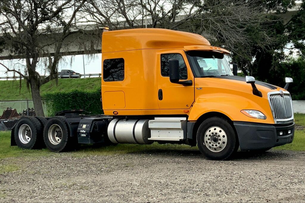 2022 CUM LT625 6×4 Sleeper