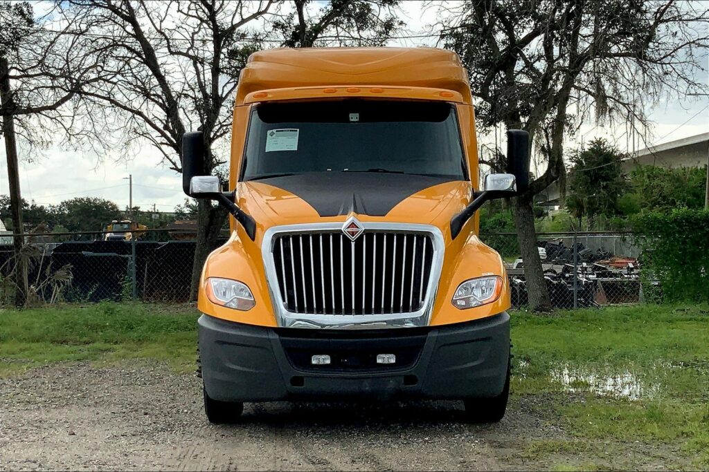 2022 CUM LT625 6×4 Sleeper