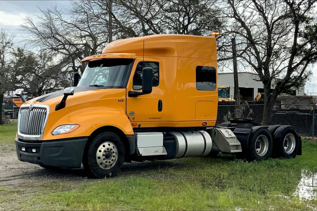 2022 CUM LT625 6×4 Sleeper