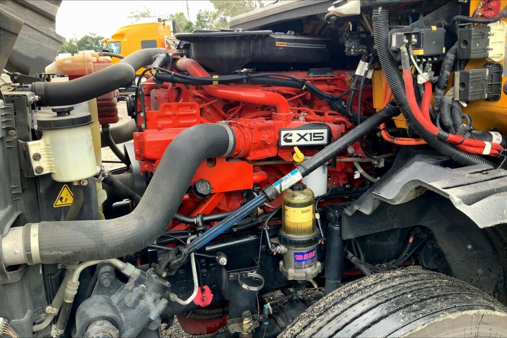 2022 CUM LT625 6×4 Sleeper