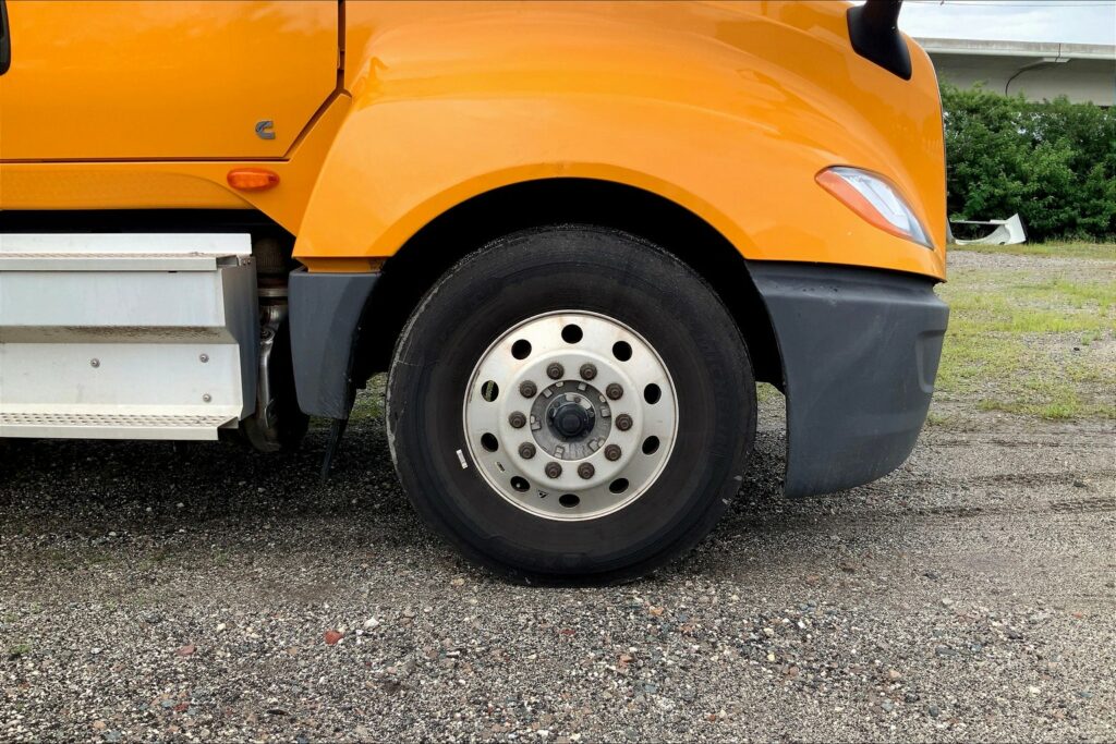 2022 CUM LT625 6×4 Sleeper