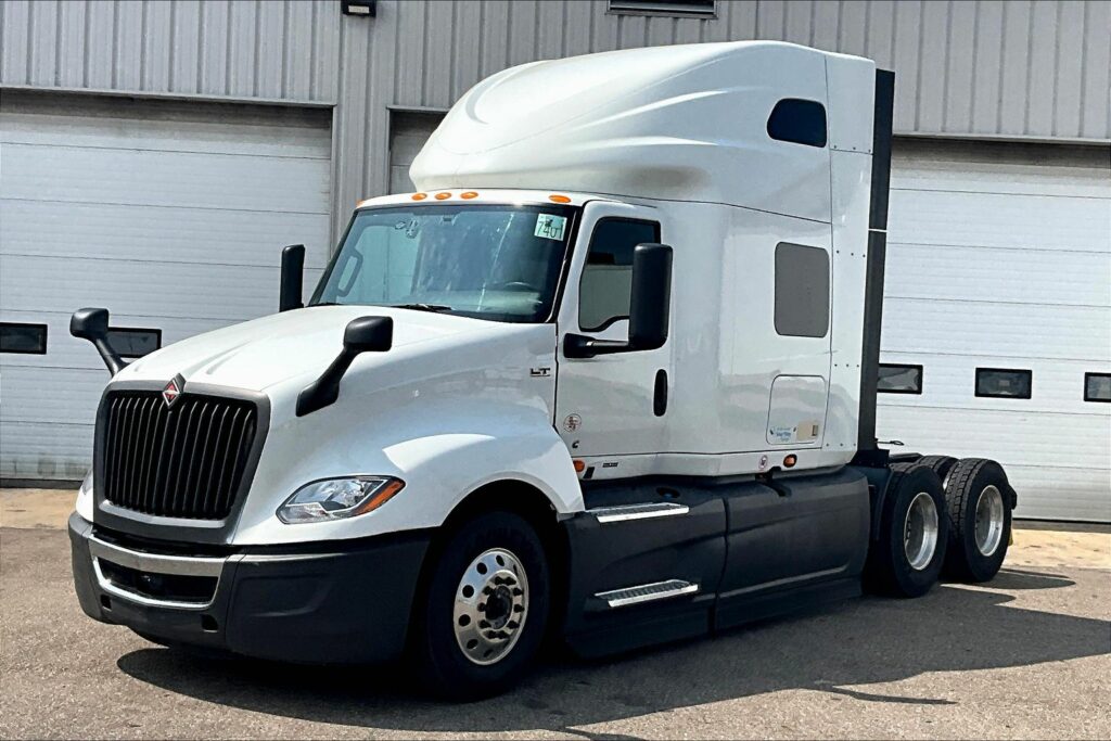 2022 CUM LT625 6×4 Sleeper