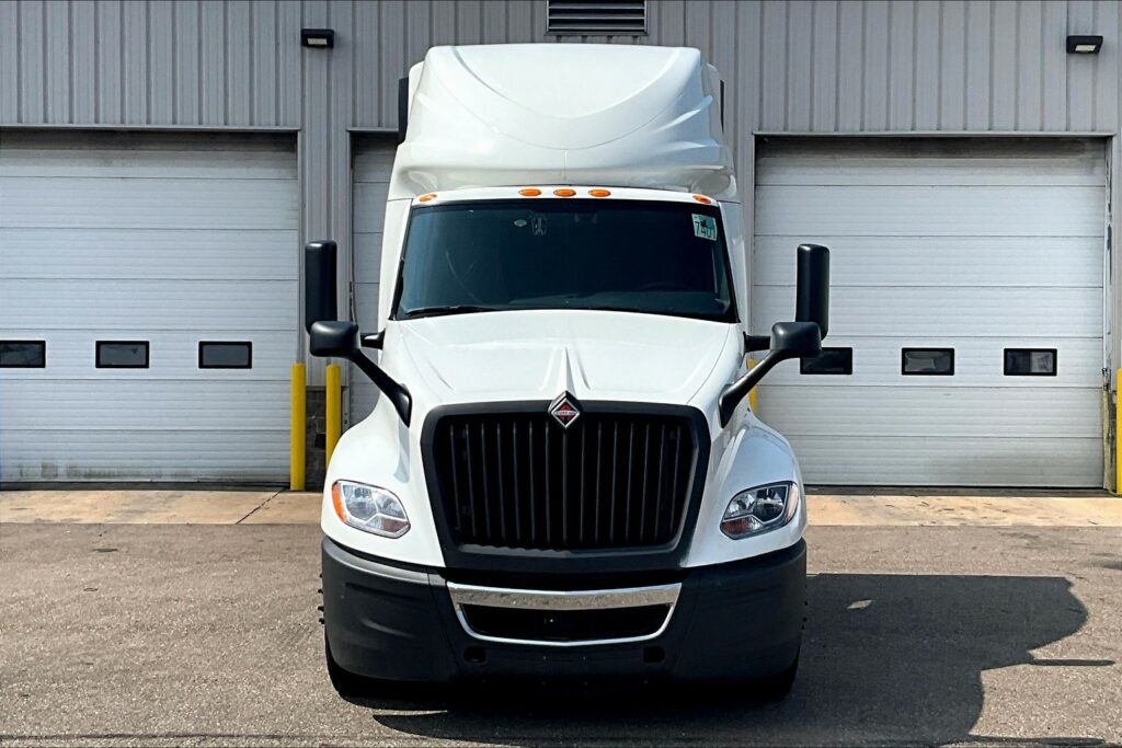 2022 CUM LT625 6×4 Sleeper