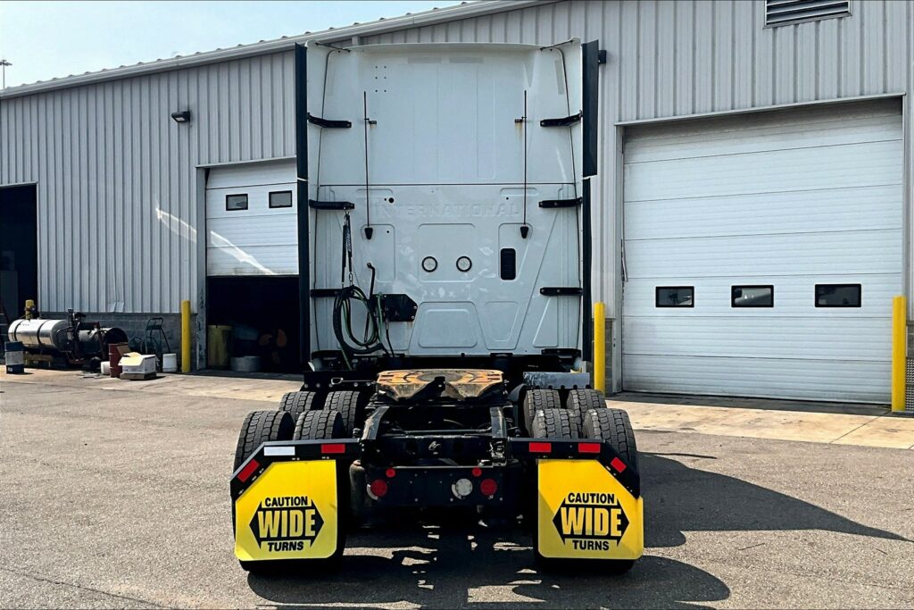 2022 CUM LT625 6×4 Sleeper