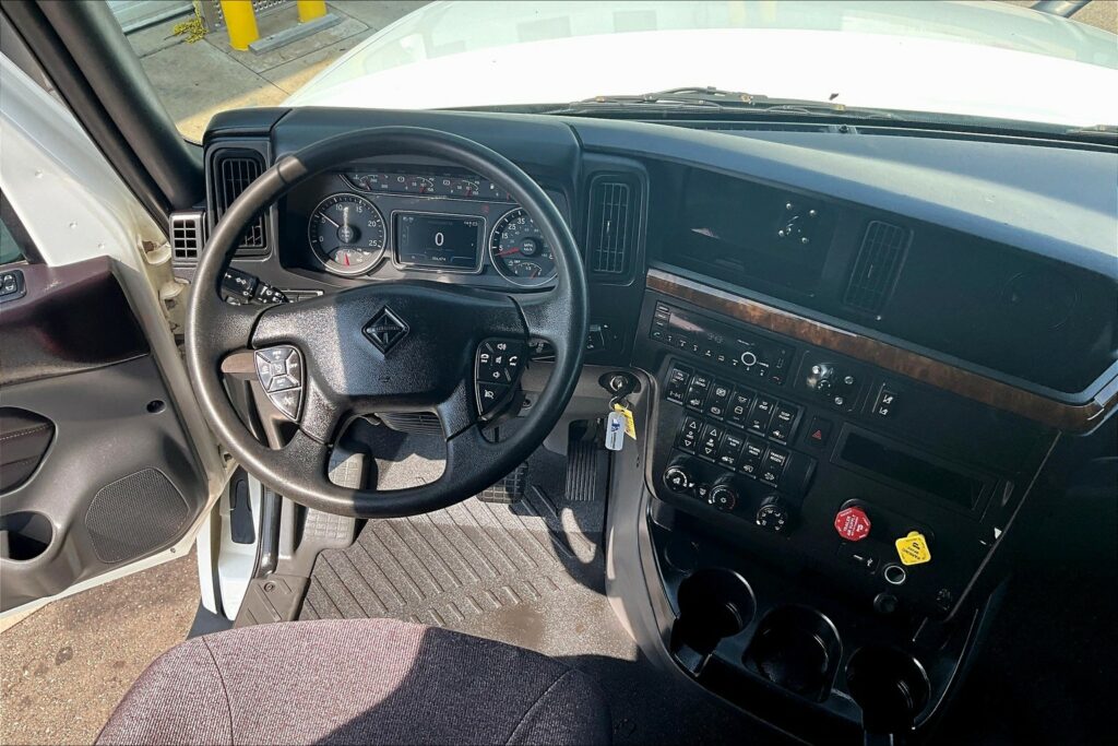 2022 CUM LT625 6×4 Sleeper