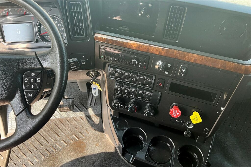 2022 CUM LT625 6×4 Sleeper