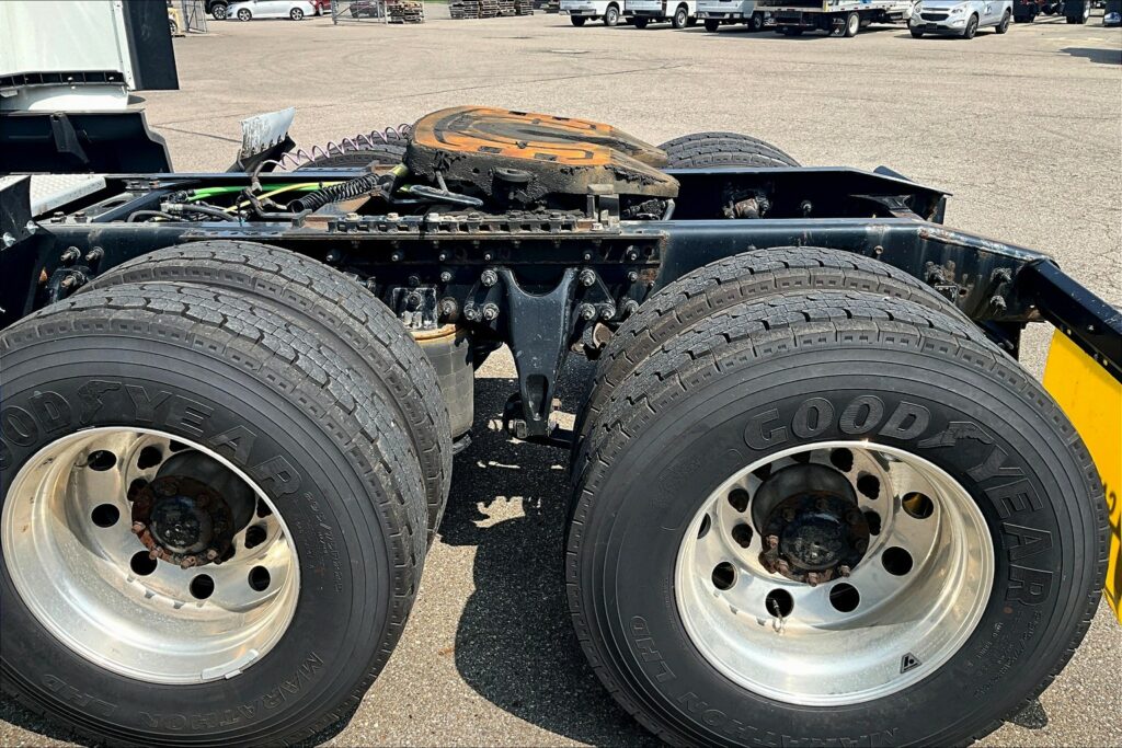 2022 CUM LT625 6×4 Sleeper