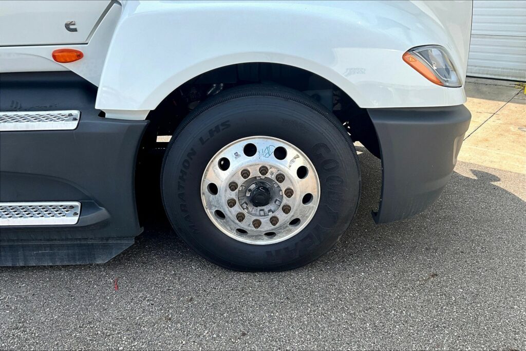 2022 CUM LT625 6×4 Sleeper