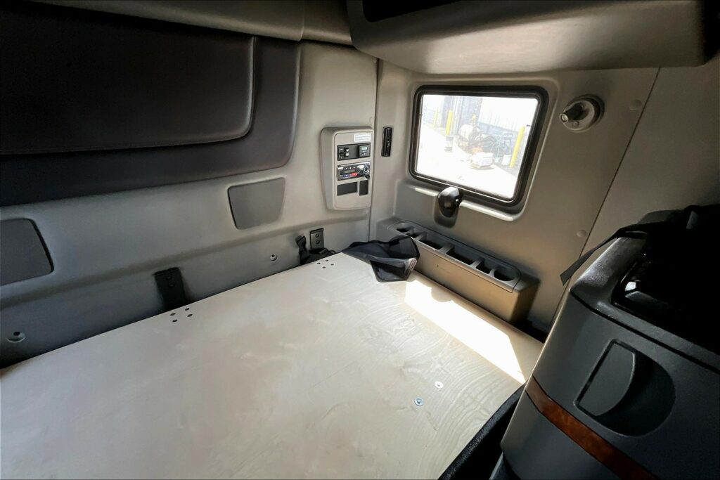 2022 CUM LT625 6×4 Sleeper