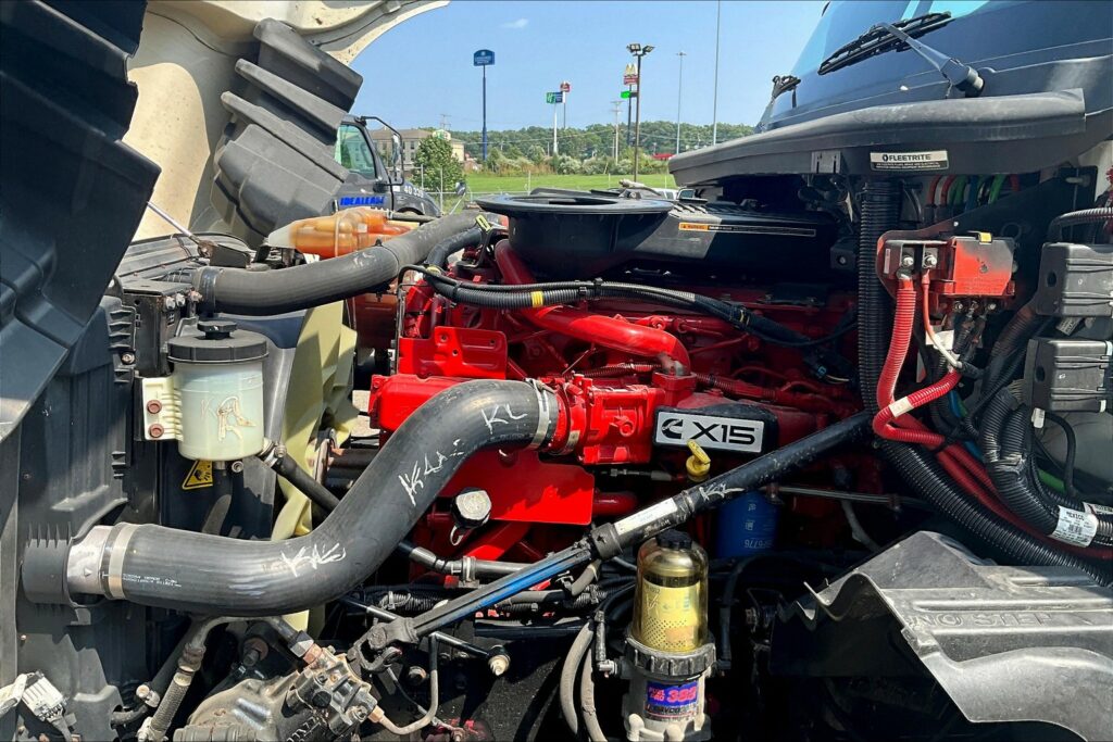 2022 CUM LT625 6×4 Sleeper