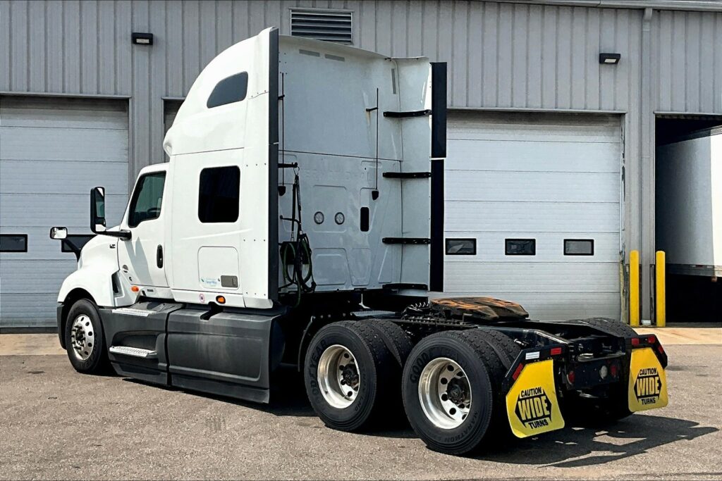 2022 CUM LT625 6×4 Sleeper