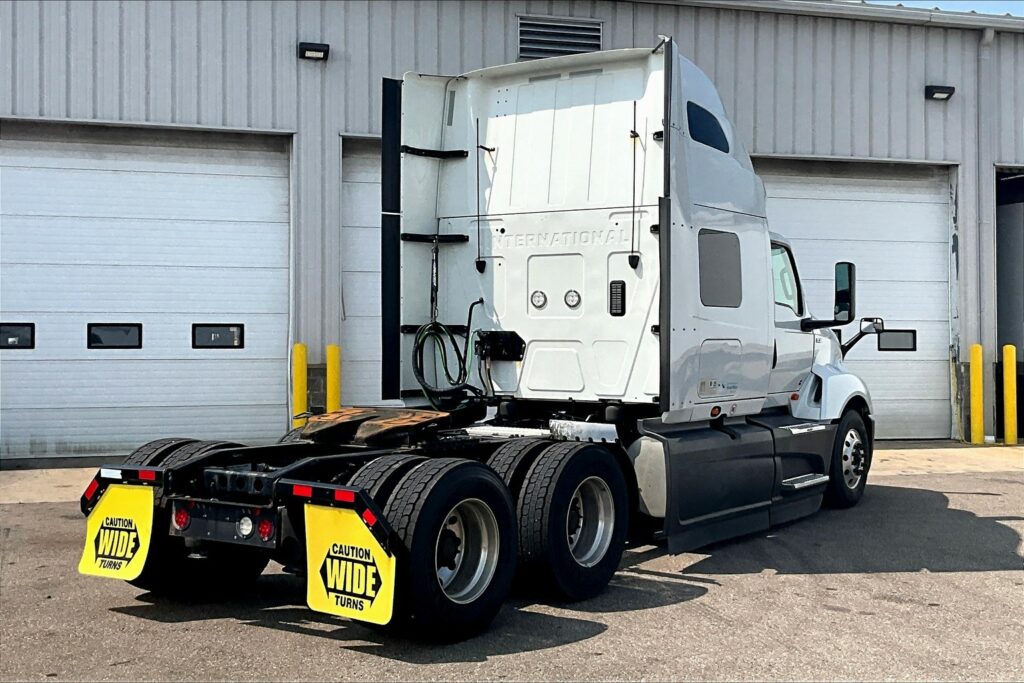 2022 CUM LT625 6×4 Sleeper