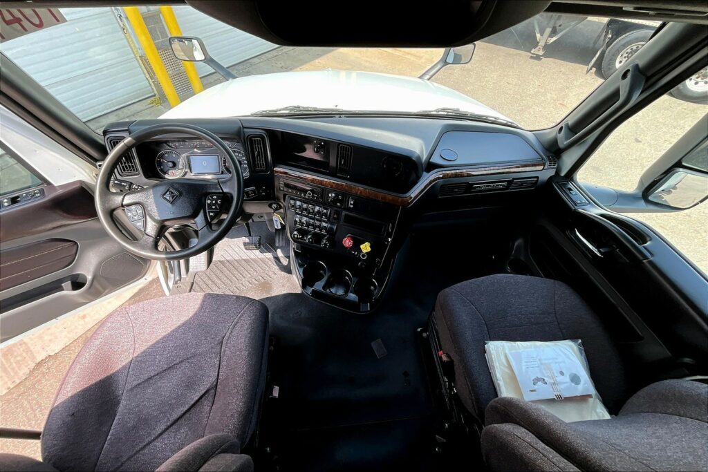 2022 CUM LT625 6×4 Sleeper