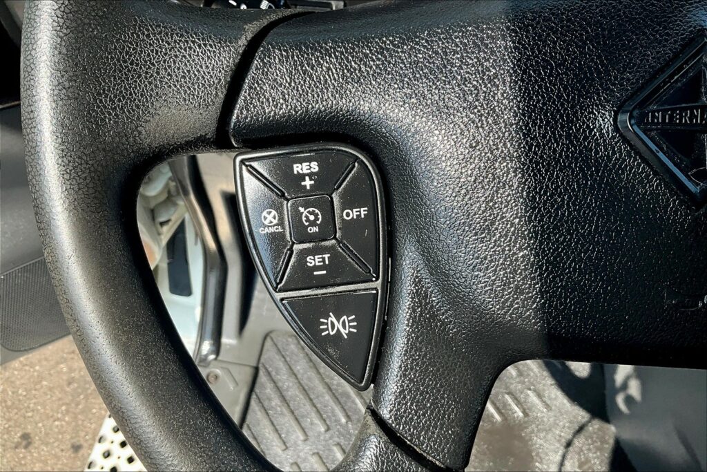 2022 CUM LT625 6×4 Sleeper