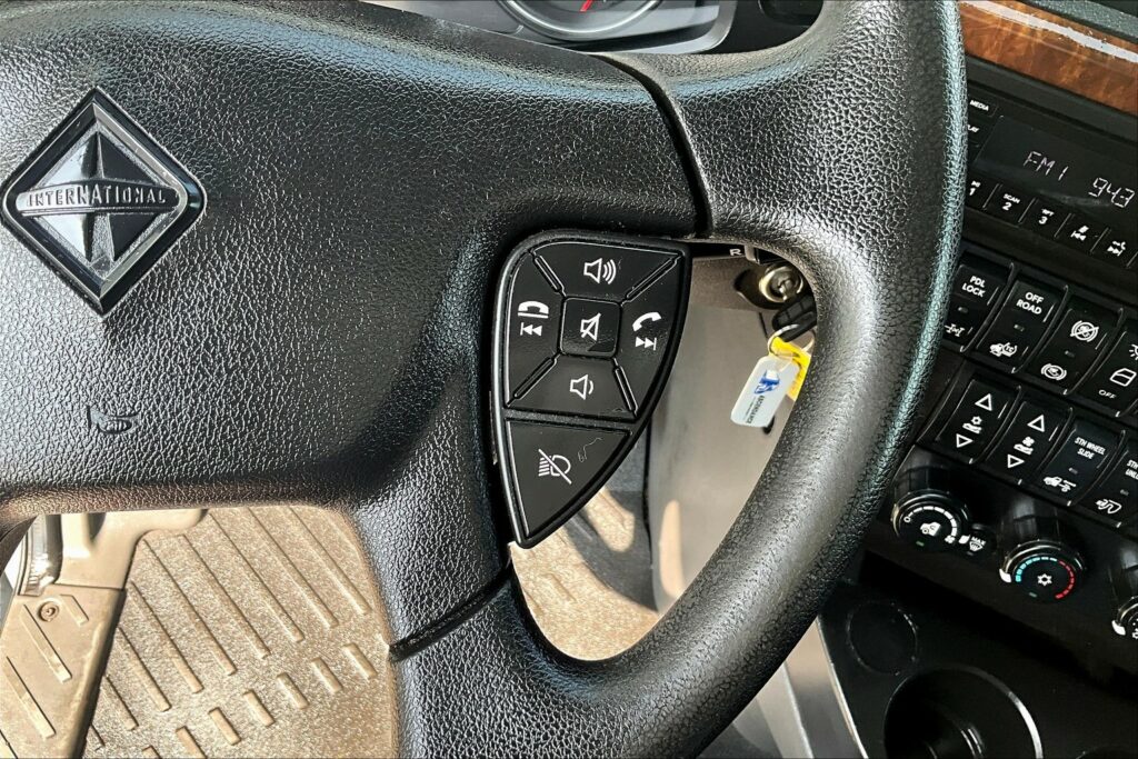 2022 CUM LT625 6×4 Sleeper